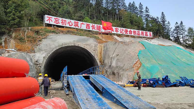 藍海智裝LTYQ12B移動棧橋助力廣西長隧文圩隧道建設(shè)